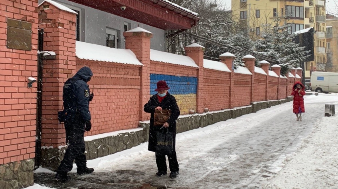 En Ucrania arrojan bombas a consulado ruso en medio de tensiones en la frontera