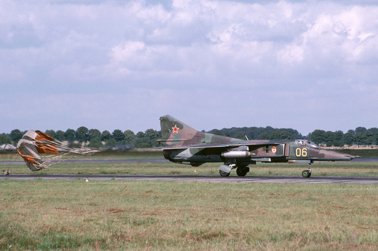 19 GvAPIB Mig-27D Yellow 06_61912560275 (4)