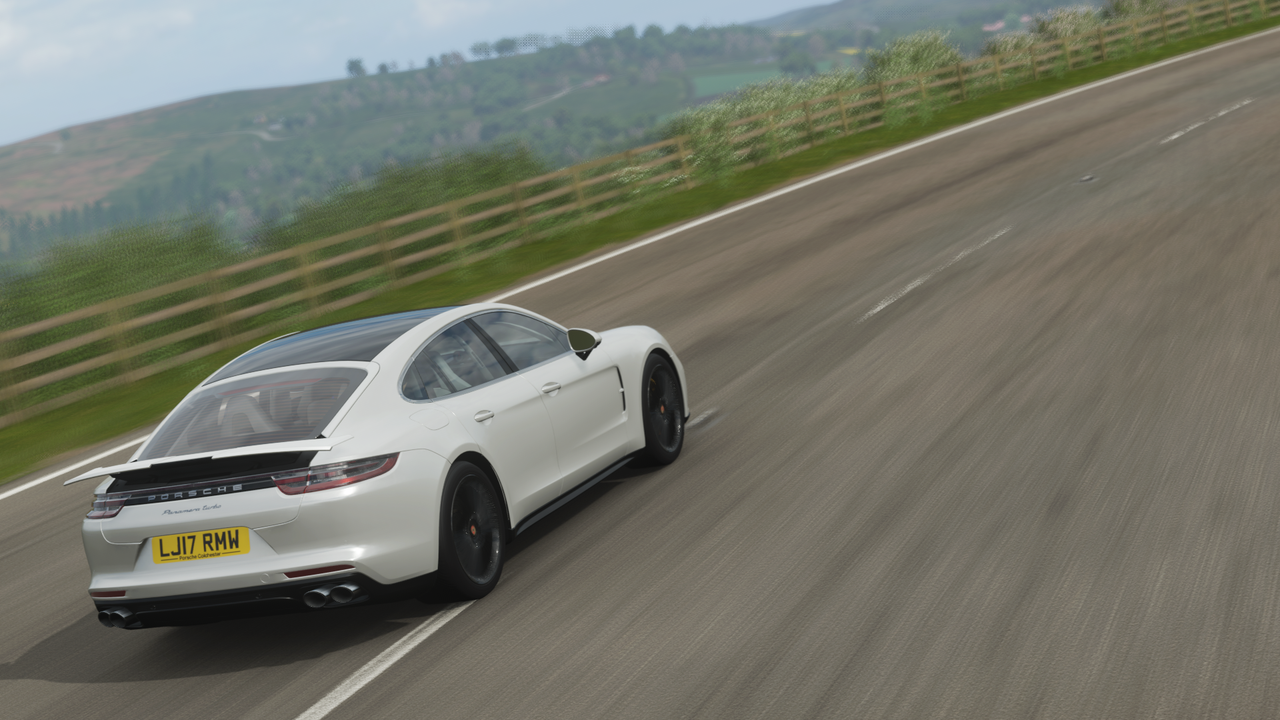 FH4-Porsche-Panamera-Turbo-2.png