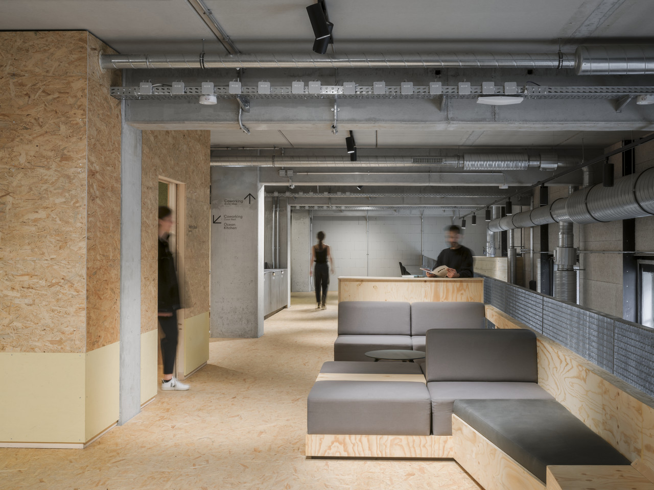 Zirkuläres Gewerbebeleuchtungsdesign im Impact Hub Berlin mit wiedergewonnenen Materialien und anpassungsfähiger Arbeitsplatzbeleuchtung