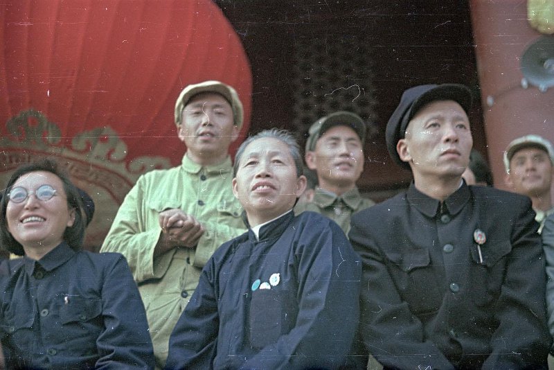 Провозглашение Китайской Народной Республики 1 октября 1949 г. Провозглашение Китайской Народной Республики 1 октября 1949 г. снимке, Владиславович, Владислав, Микоша, серой, куртке, СНИМКОВ, МНОГОМНОГО, КАТОМ, фотокинооператор, советский, случаю, октября, Тяньаньмэ́нь, площади, провозглашение, Китайской, автор, республики, Народной