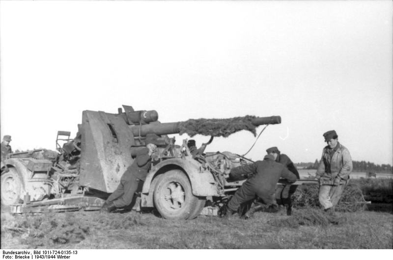 Instalación de una posición antiaérea Flak 88 en el norte de Rusia el 22 de diciembre de 1943