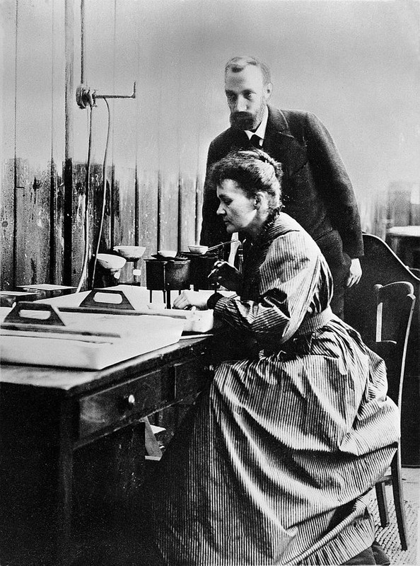 Marija i Pjer Kiri u laboratoriji (Wellcome Collection gallery /wikimedia commons)