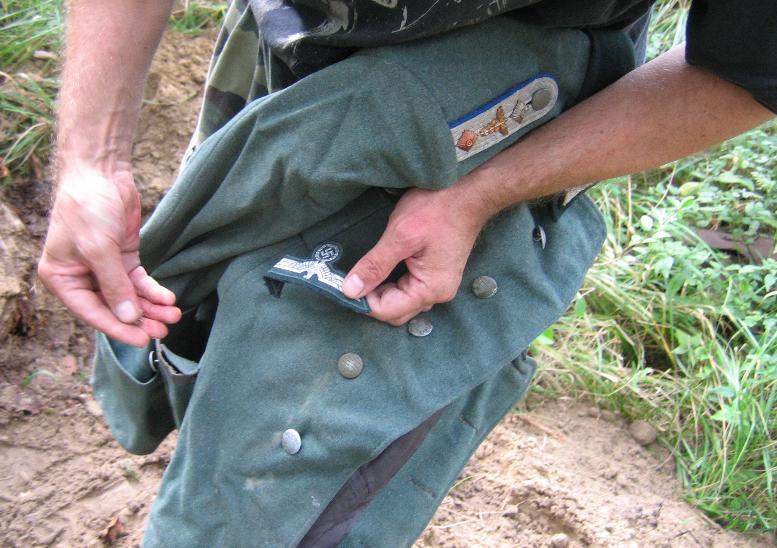 En los bolsillos de la chaqueta se encontraron un parche de reemplazo de las fuerzas armadas y una insignia de metal