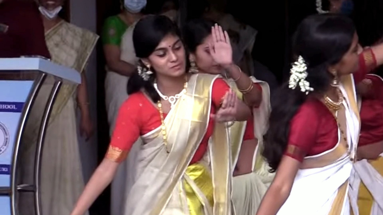 Cute Beautiful Malayali girl Navel slips while thiruvathira.mp4_snapshot_00.05.284