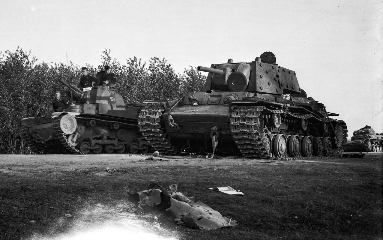 Танк Pz.Kpfw. 35(t) 6-й танковой дивизии вермахта (6. Panzer-Division) проезжает мимо подбитого сове