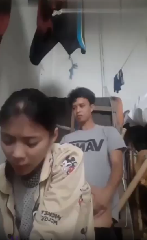 Sopir dan Asisten Rumah Tangga Berhubungan Seks dengan Gaya Doggy di Dapur
