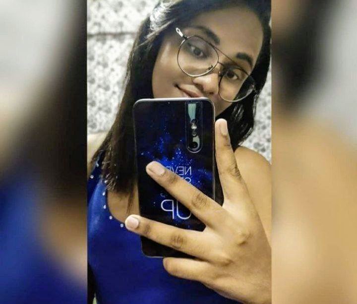 Desi girlfriend flashing her boob on vc with boyfriend full nude