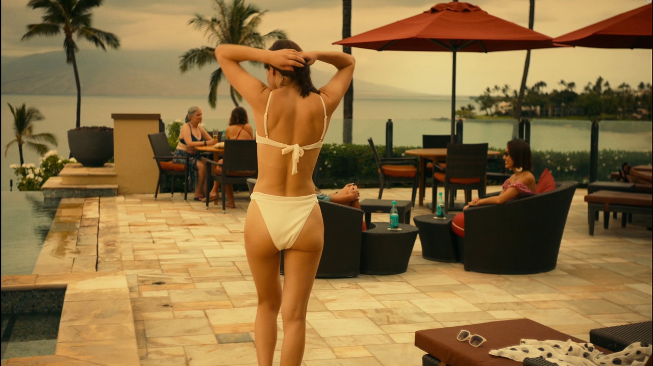 Alexandra Daddario - The White Lotus S01E01 (2021) 2160p Web.mp4_snapshot_04.17.882