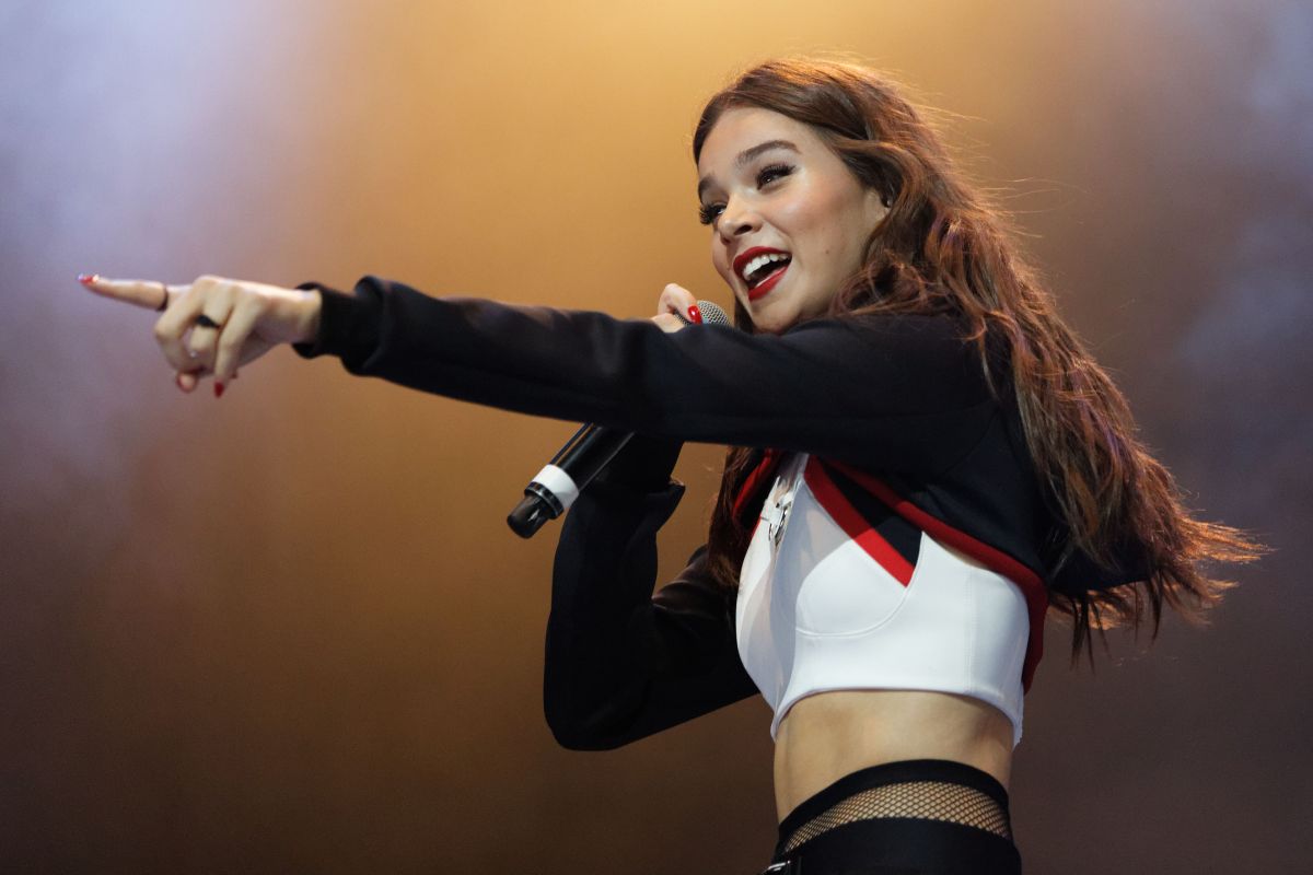 hailee-steinfeld-performs-at-bbc-biggest-weekend-festival-in-swa