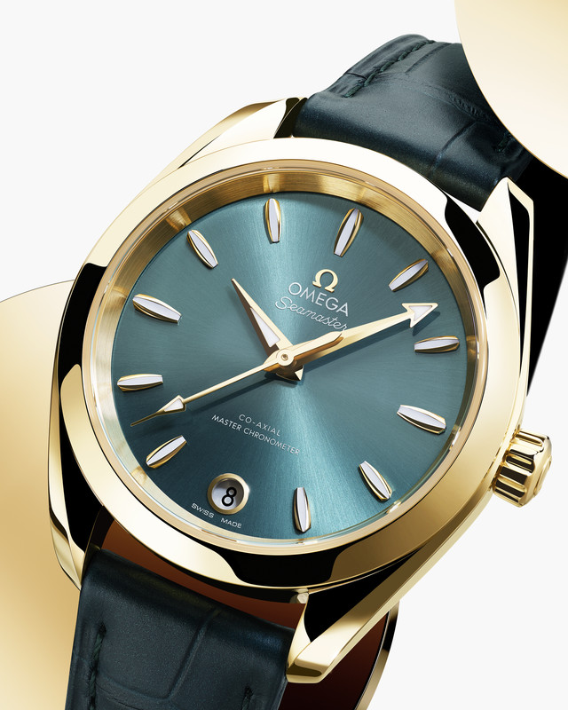 OMEGA_220.53.34.20.10.001_SEA_AT_close-up-dial_GoldMoonshine_34mm