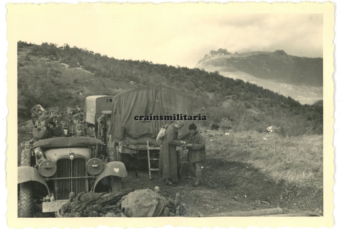 Orig. Foto Kübelwagen Pkw mit 22.ID Wappen auf der KRIM Russland 1941