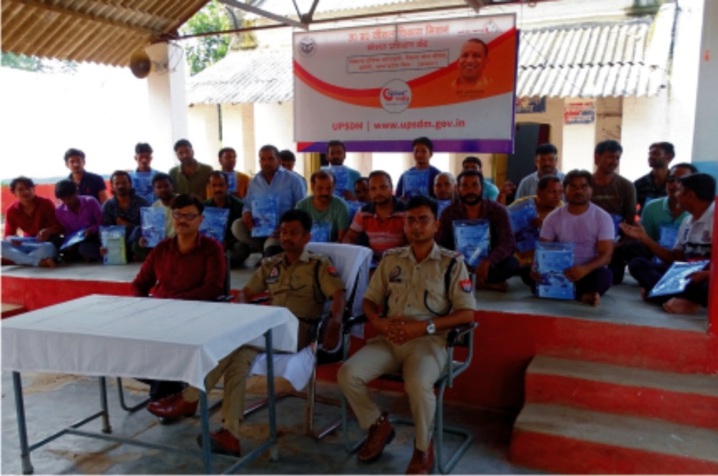 जिला कारागार  झांसी में पाठ्यक्रम सामग्री वितरण समारोह का हुआ आयोजन