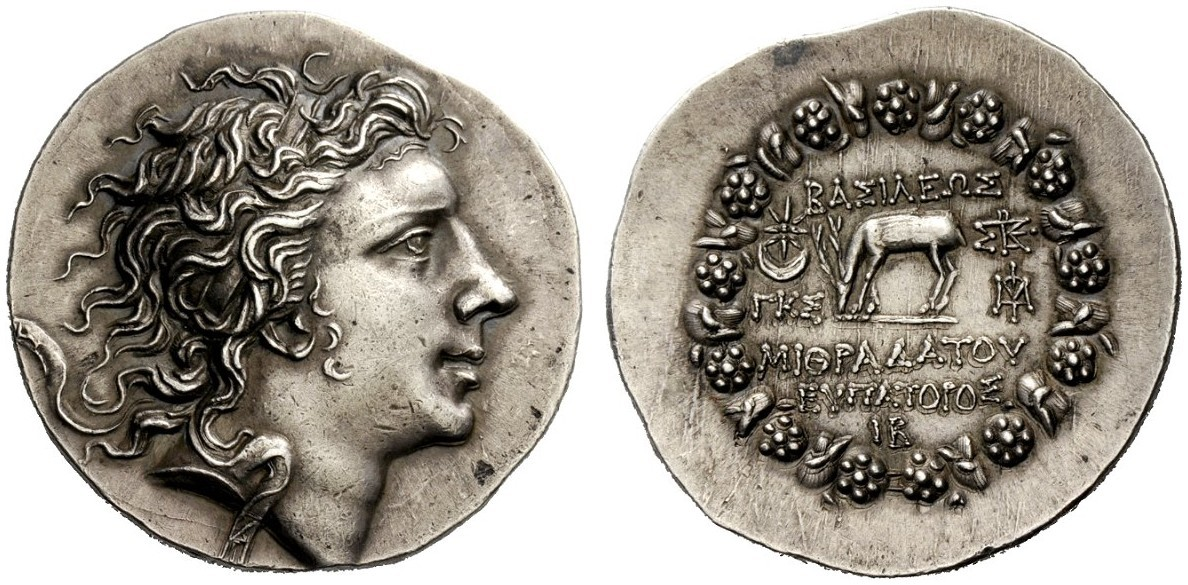 Medalla fantasía con motivos griegos Yyhgyjg77
