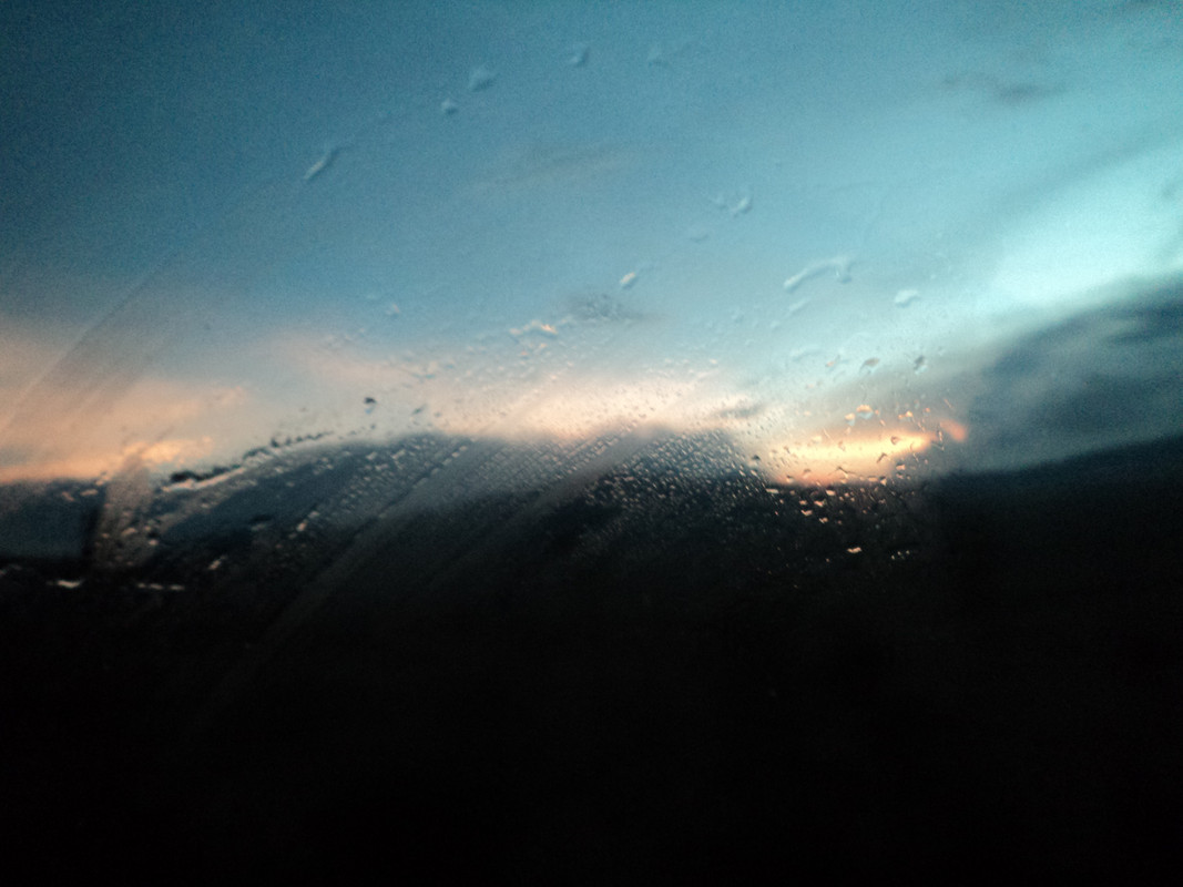 Atardecer-reflejado-sobre-un-vidrio-por-HENRY-ORTIZ-UTIMA