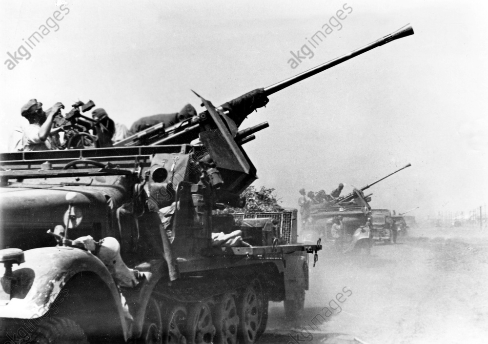 II. WK - Ostfront - Flak auf einer Straße 1942