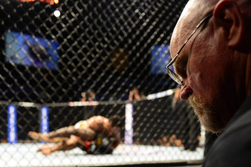 Скандалният рефер от битката на Пимблет ще бъде разследван