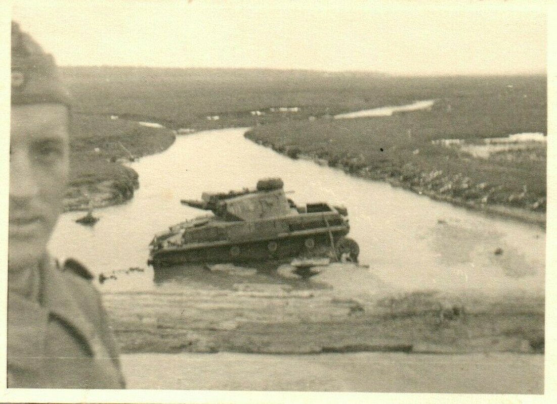 Foto, 2.WK. Wehrmacht a.d. Front Selbstporträt mit Panzer in Fluss