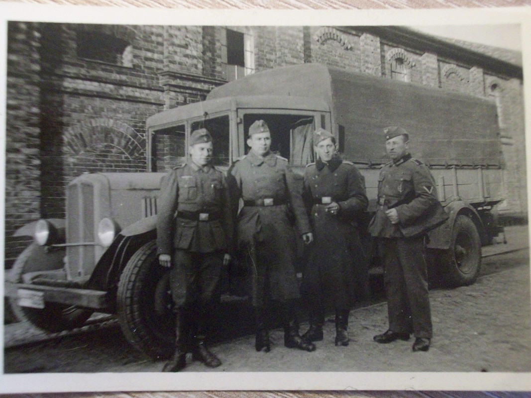 Frankreich 1941 , französischer Beute LKW Renaul