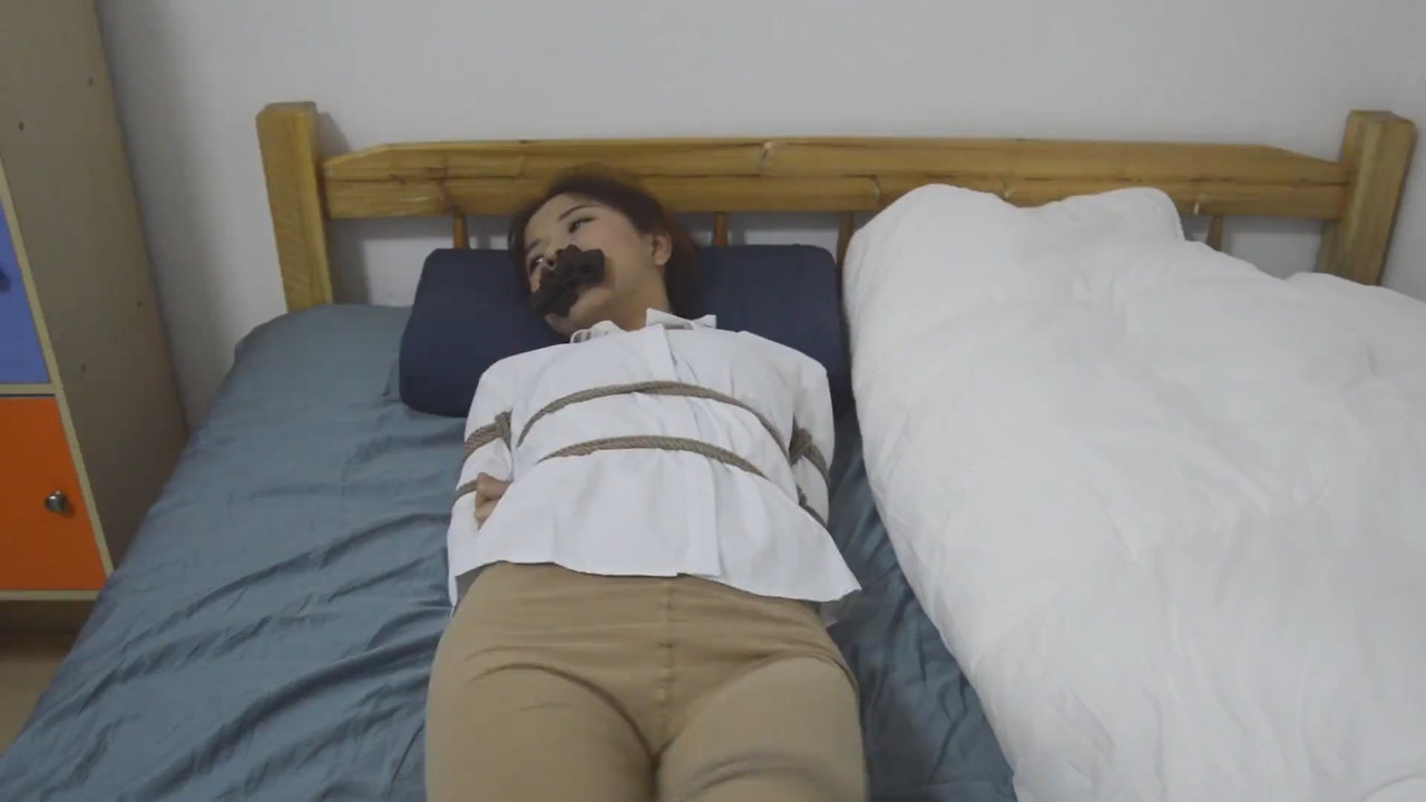 小驴原创 捆绑丝袜美女教师小海星，粤语对白.mp4_20190915_093156.657