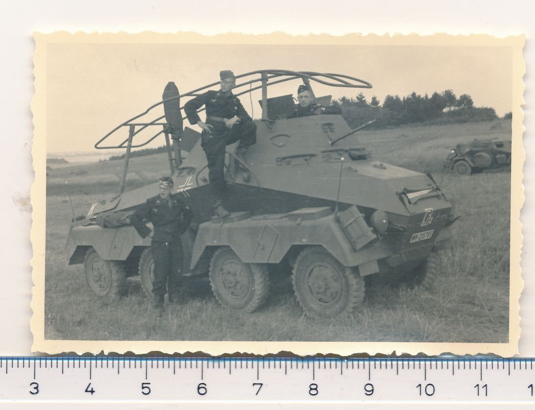 2.WK Panzersoldaten auf Aufklärungspanzer Kennun