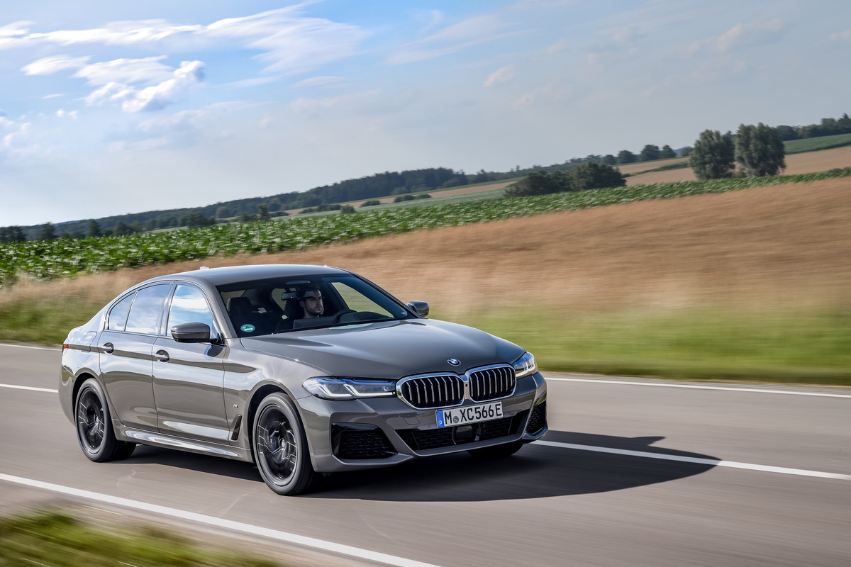 P90395472_highRes_the-new-bmw-545e-xdr