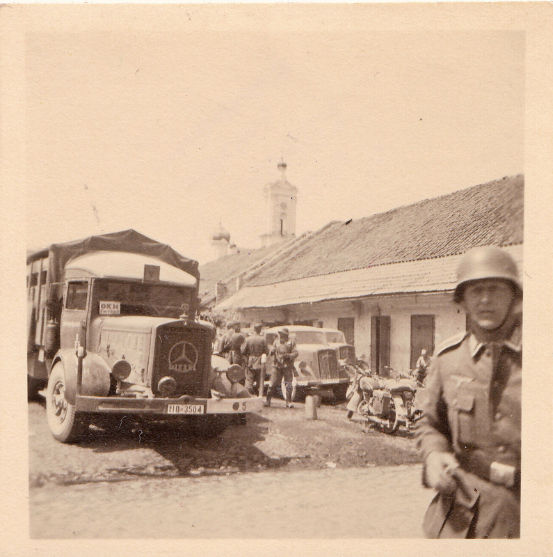 Wehrmacht Rußland schwerer LKW Lastwagen in Dorf