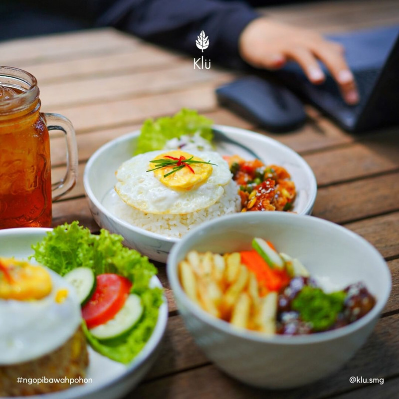 Sajian ragam menu makanan di Klu Cafe, tempat nongkrong hidden gem di Semarang.