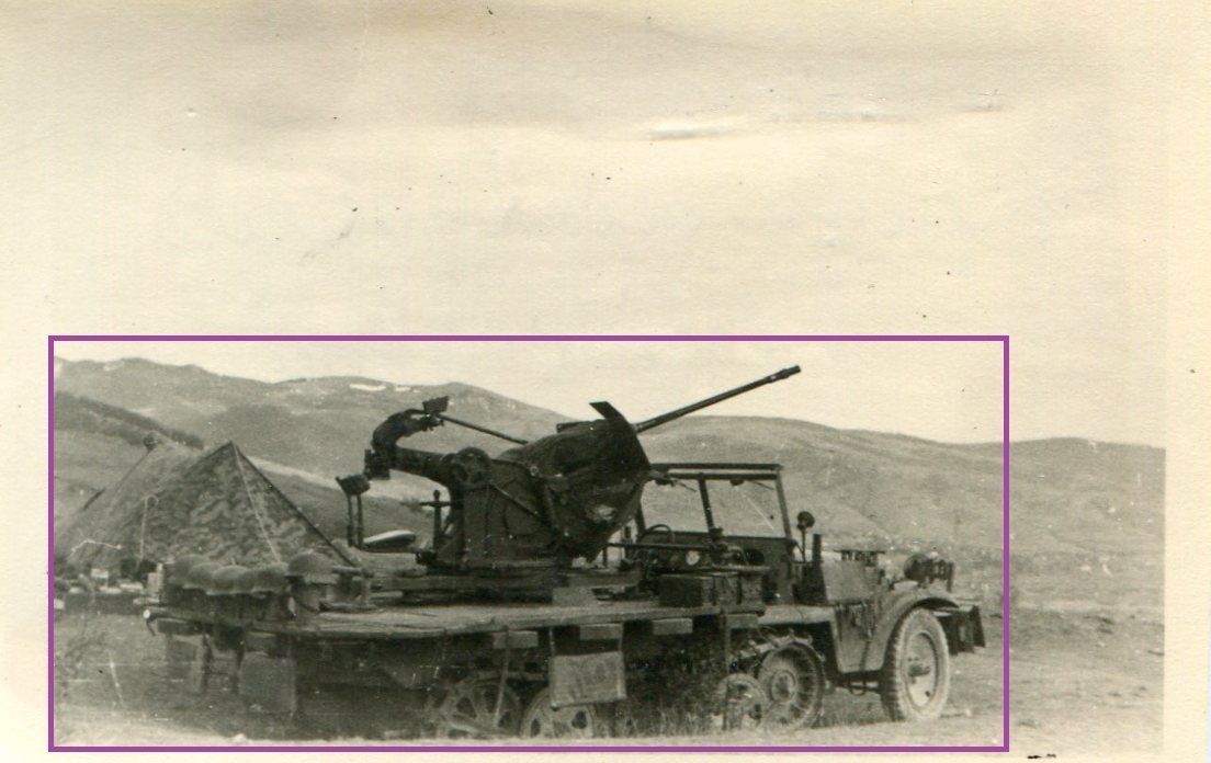 Foto WW II Halbkette Panzer mit Flakgeschütz