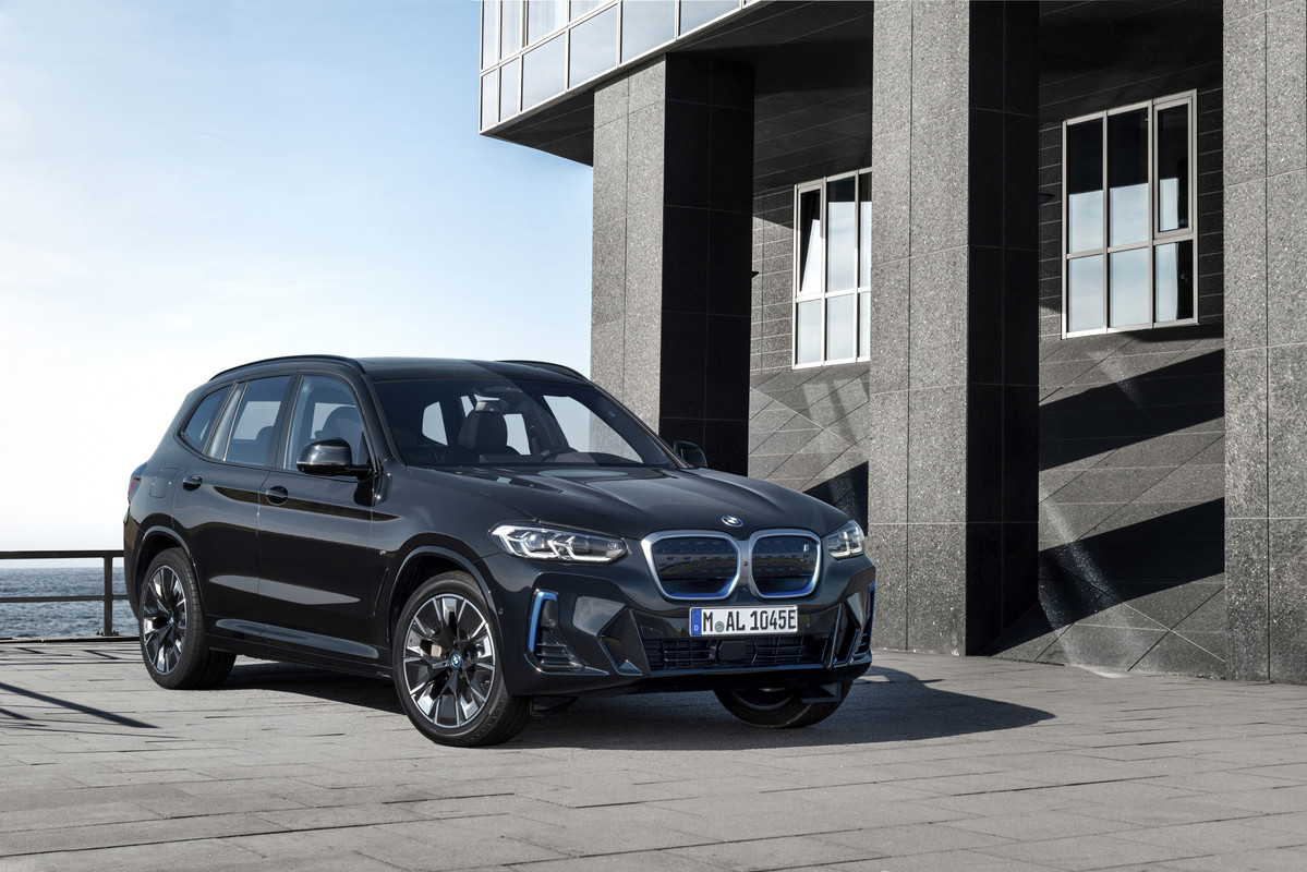 P90432169_highRes_the-new-bmw-ix3-8-20