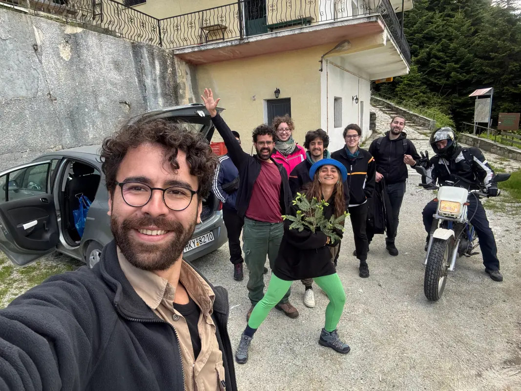 Everyone gathered for the last selfies before leaving