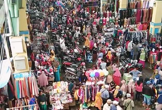 kerumunan-orang-di-pasar-jelang-lebaran-diprediksi-akan-menimbulkan-klaster-baru-corona-L4LCSf4jhI