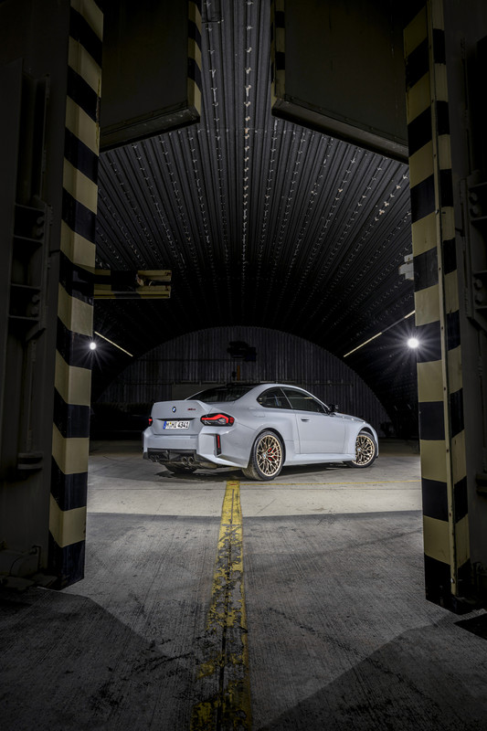 P90600865_highRes_the-new-bmw-m2-cs