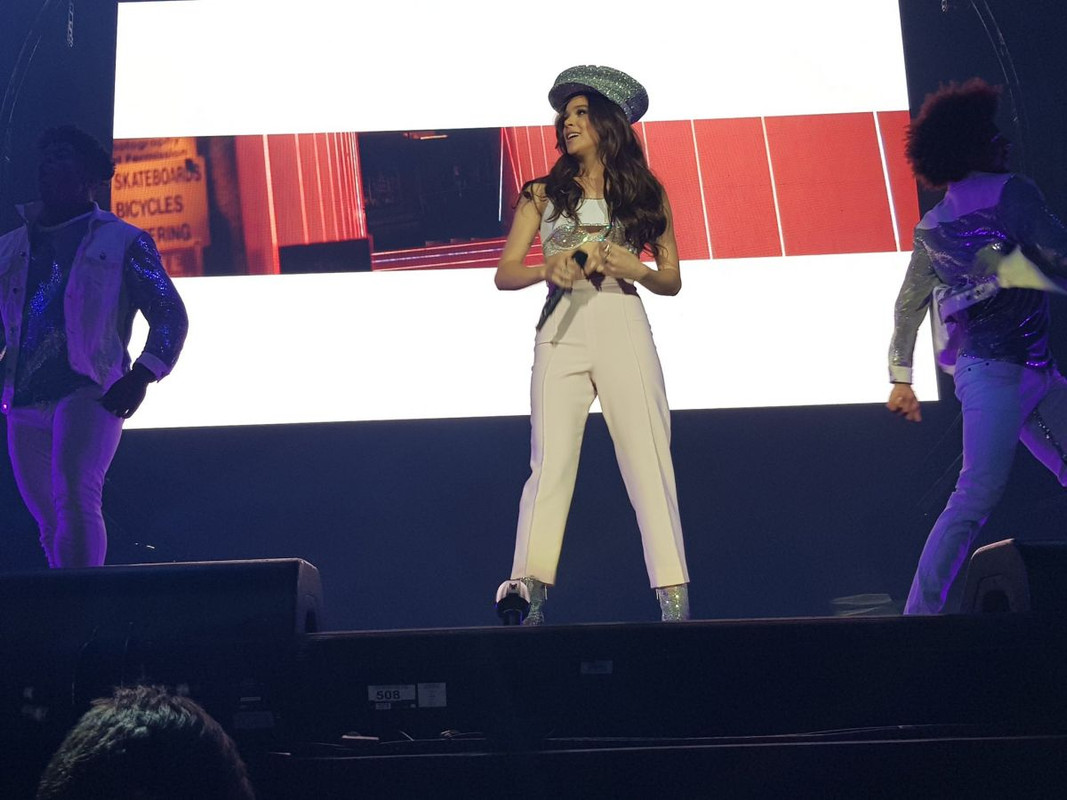 hailee-steinfeld-performs-at-katy-perry-s-witness-the-tour-in-bi
