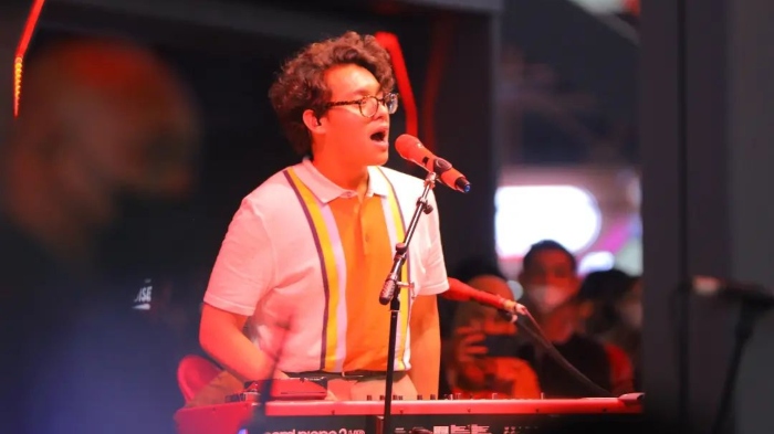 Ardhito Pramono saat memeriahkan panggung Superlive di Jakarta Fair Kemayoran 2022.