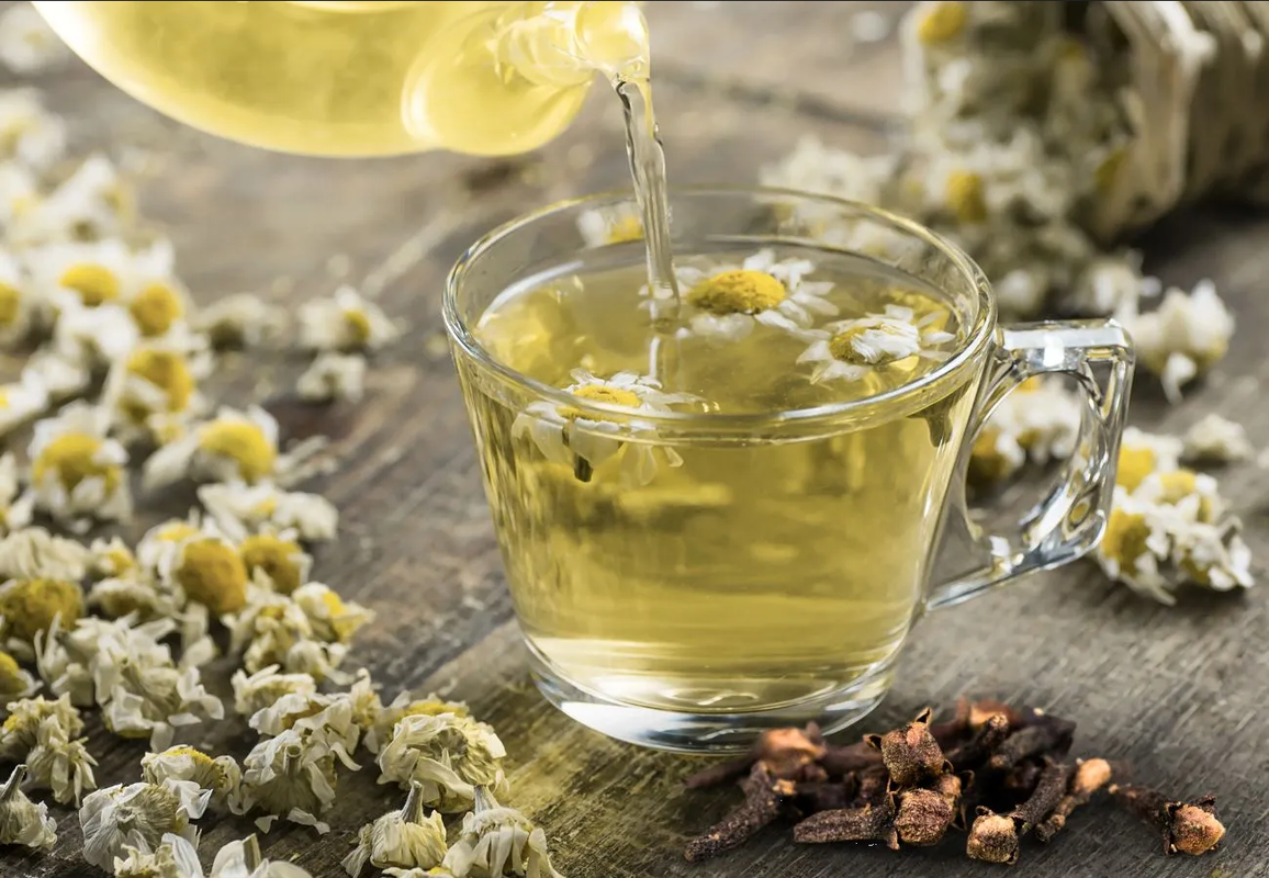 ¿Cuáles son los beneficios de tomar té de clavo de olor con manzanilla?