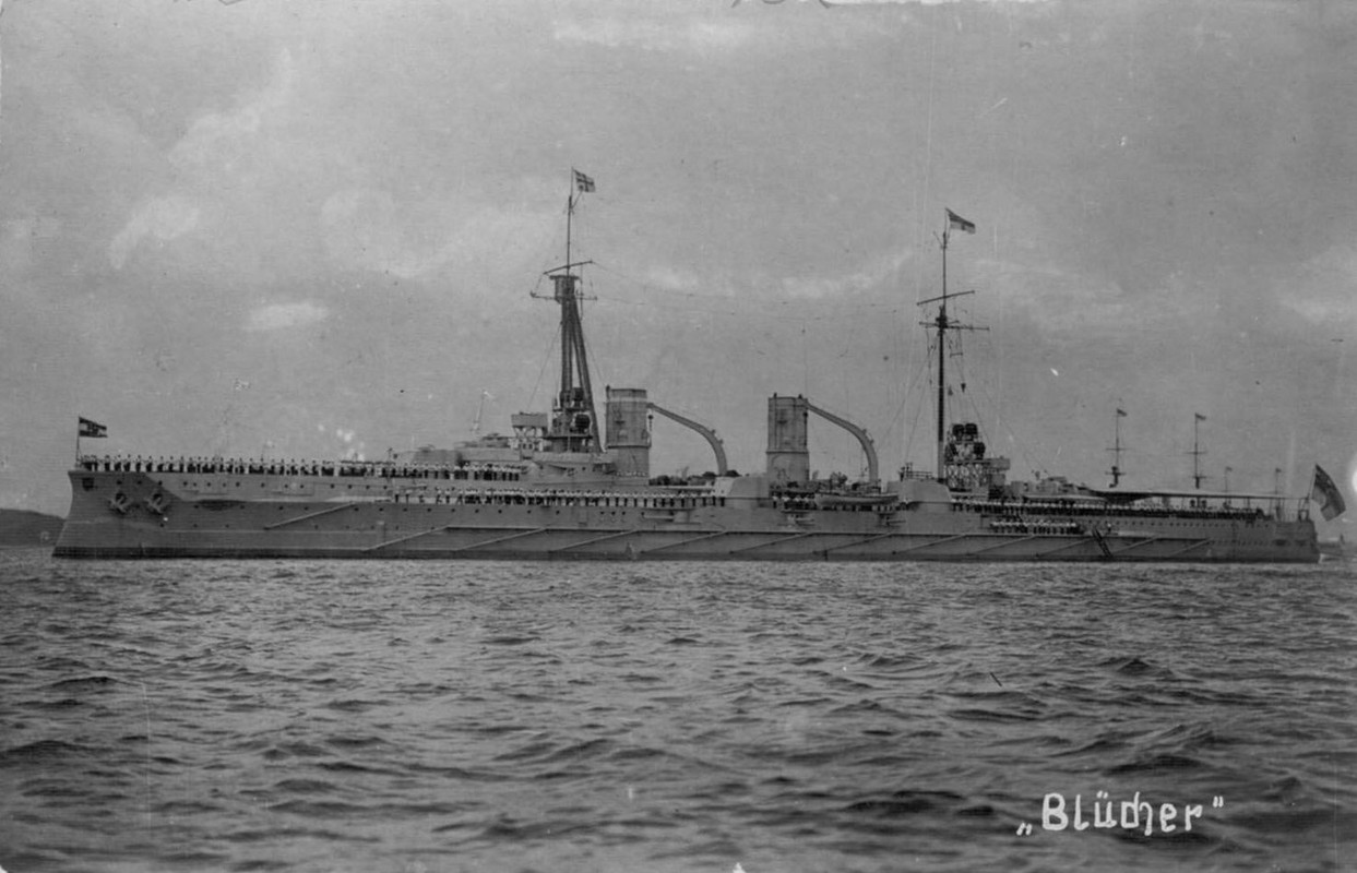 SMS-Bl-cher-con-palo-tripode.jpg