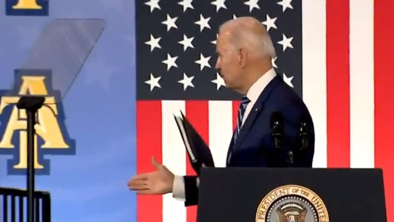 Joe Biden vuelve a saludar a una persona “invisible” en un evento