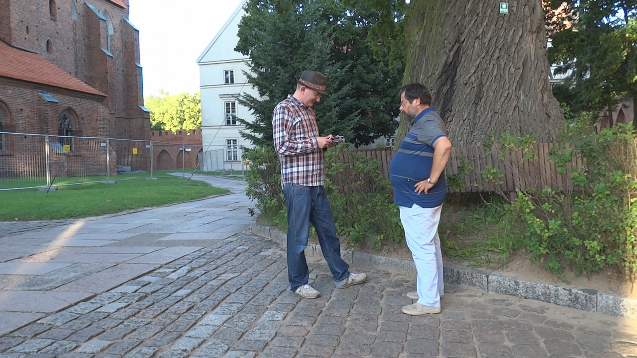 33.13 - Scenku na katedralnym dziedzińcu_001132