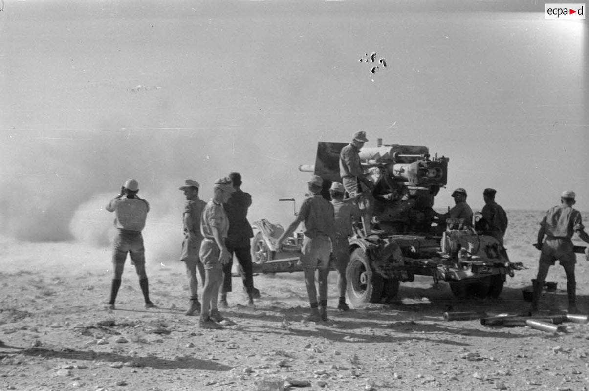 Un canon de 8,8 cm FlaK tire en position, attelée à son avant-train (3)