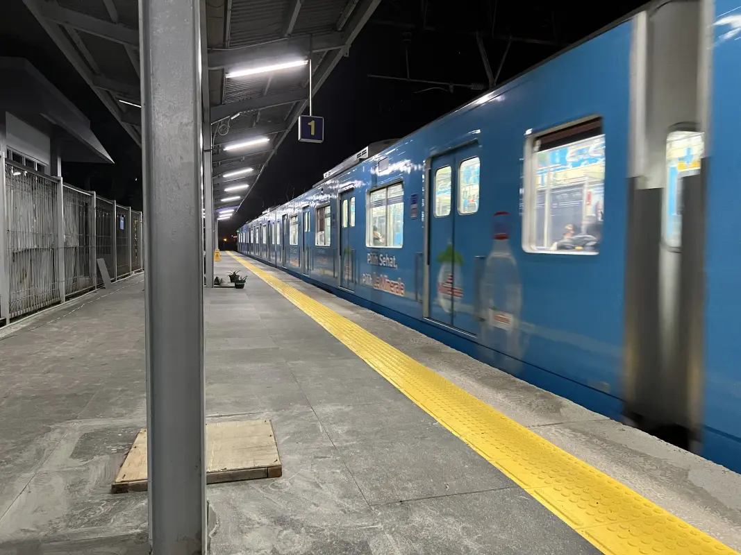 Stasiun Depok Baru yang direvitalisasi pada bagian peron