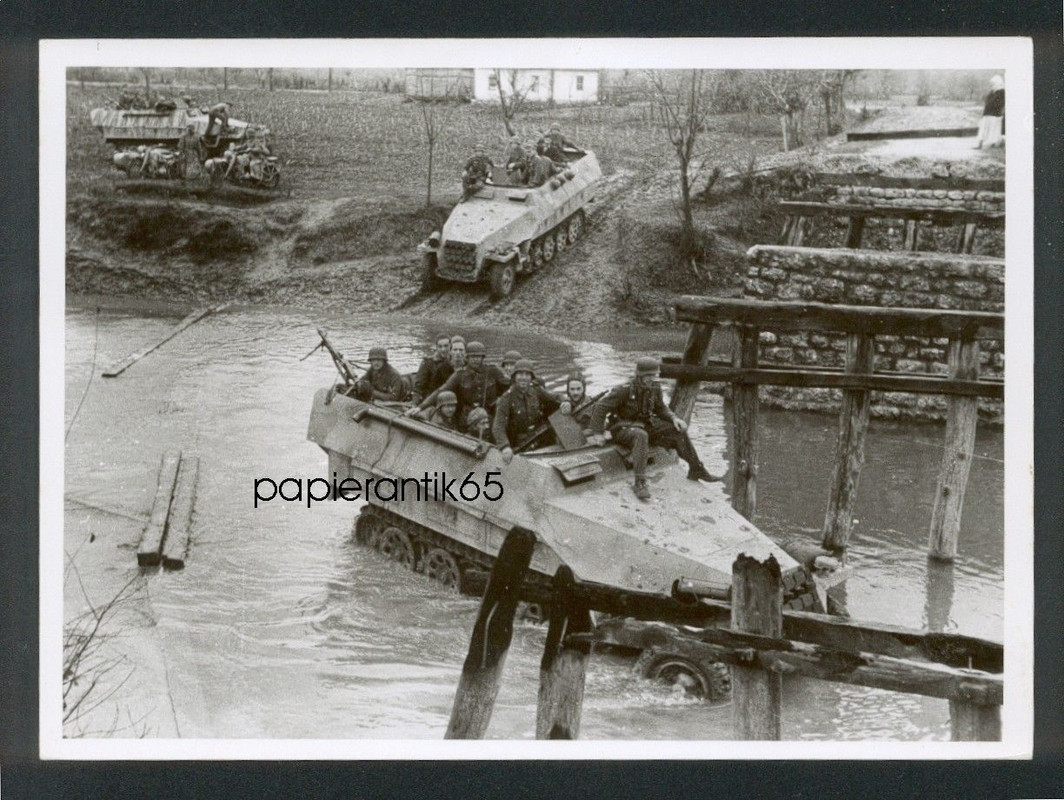 Foto Kettenfahrzeuge Wehrmacht überqueren Fluß i