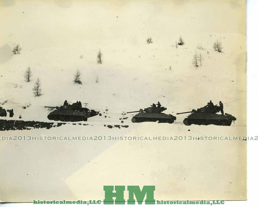 Orig. WWII Photo- 752ND TANK BATALLION IN ITALIA