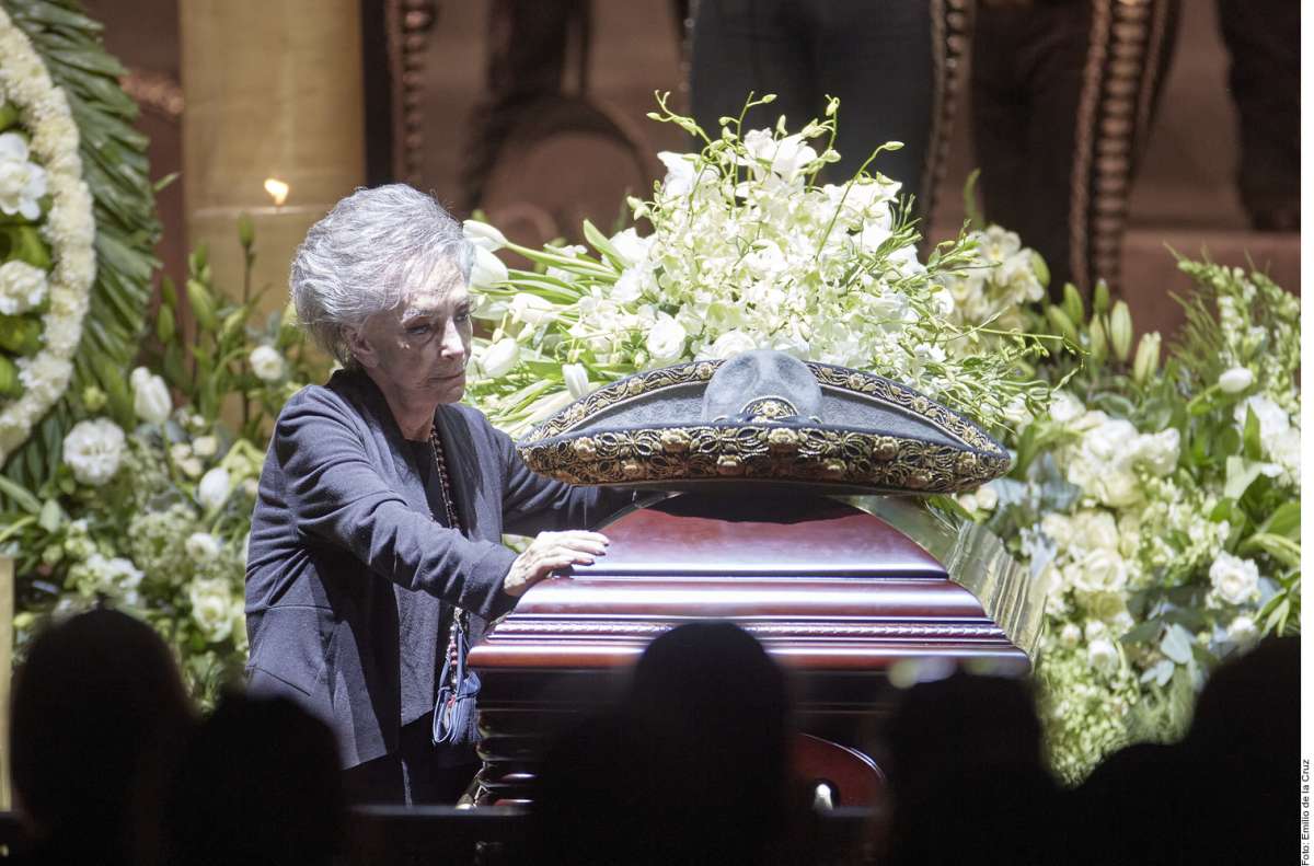 ‘El Potrillo’ canta “Volver, Volver” para despedir el cuerpo de Vicente Fernández