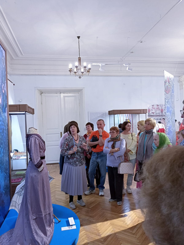 На выставке "От сарафана к парочке, от кафтана к сюртуку".