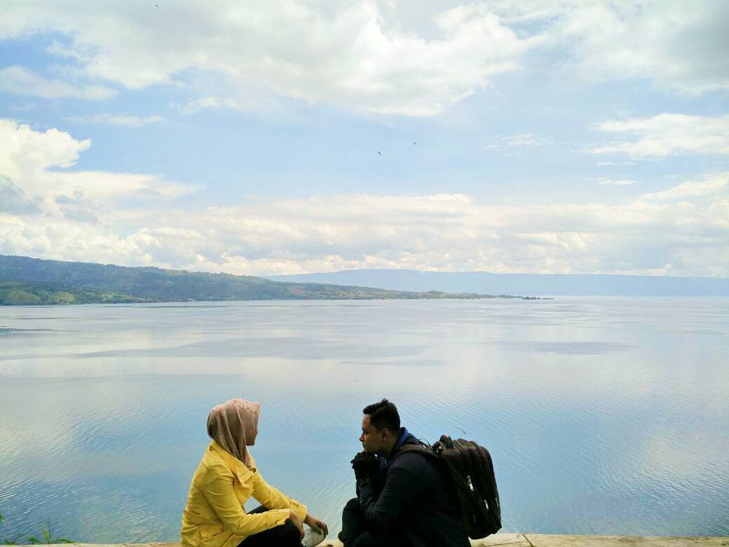 Pengunjung di Pantai Galau.