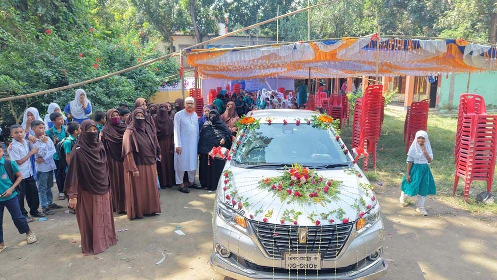ফুলসজ্জিত গাড়িতে প্রিয় শিক্ষিকাকে বিদায়