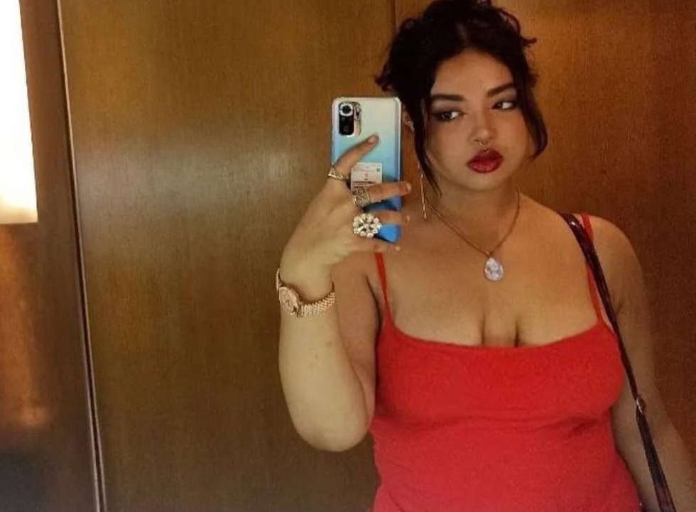 Desi Chubby Girl Showing Her Boobs On Instagram Story
