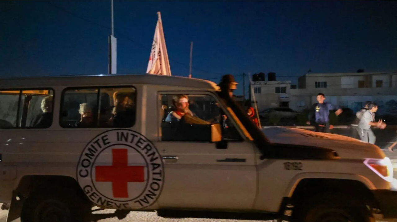 Cuatro niños y seis mujeres, entre los 13 rehenes liberados por Hamás