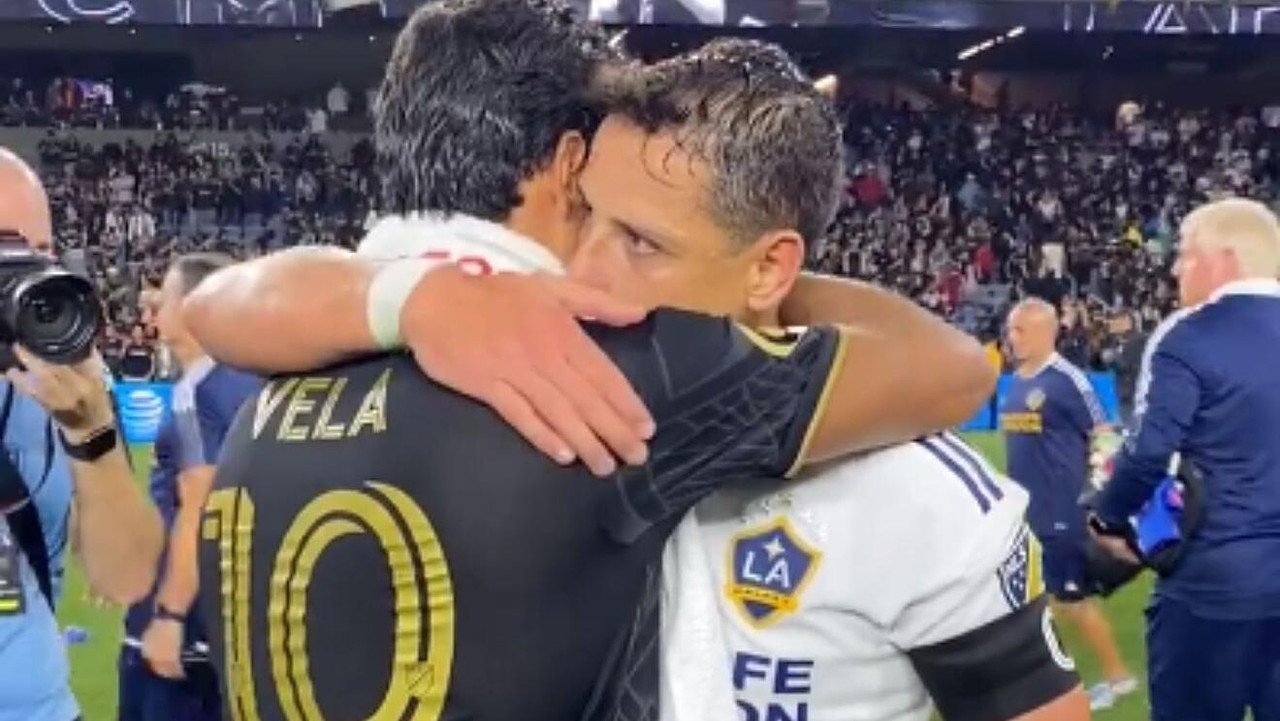 Carlos Vela y Chicharito se dan fuerte abrazo al final del LAFC vs Galaxy